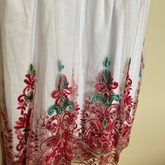 Black dress with embroidered bottom - Picture 2 of 3